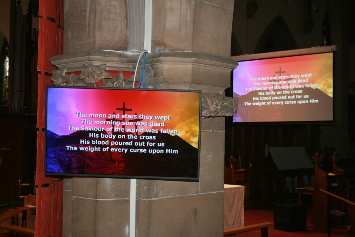 Discreet projector and screen in a church